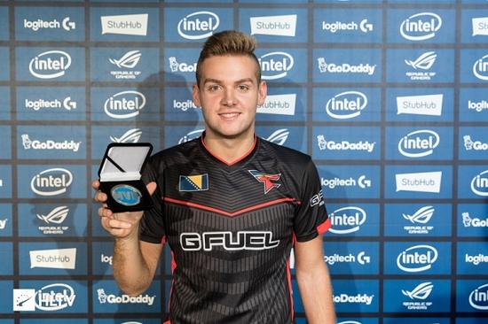 Zika Crocodile无法单独支撑队伍。HOYA Gnar在团战中做出了巨大贡献，成功扳平了比分