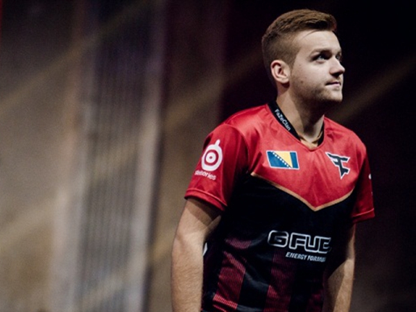 NiKo锤烂桌子 赛后开怀大笑展示众人