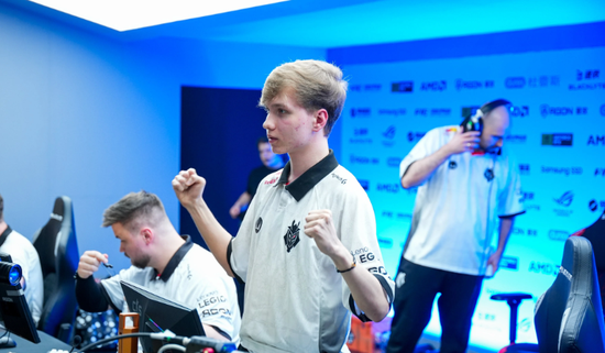 冠军中单真是太强了😤 Zeka 自2022年泡泡赛以来，从未在第五局中失利，并且赢得了8场连胜！