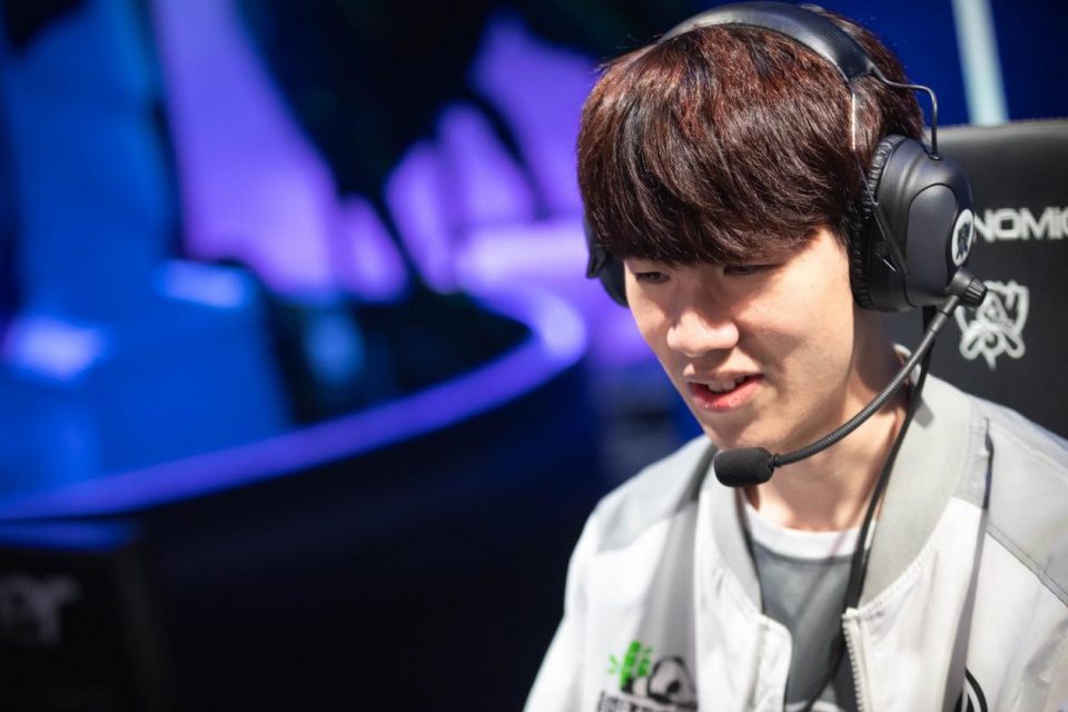 姿态阿卡丽+AJ石头人难逆天 姿态队老龙团一波爆炸不敌泡芙队